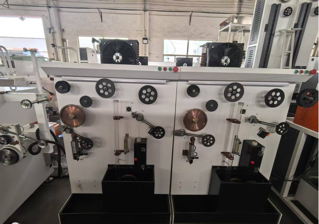 Universal machine for single - head round and flat ribbon